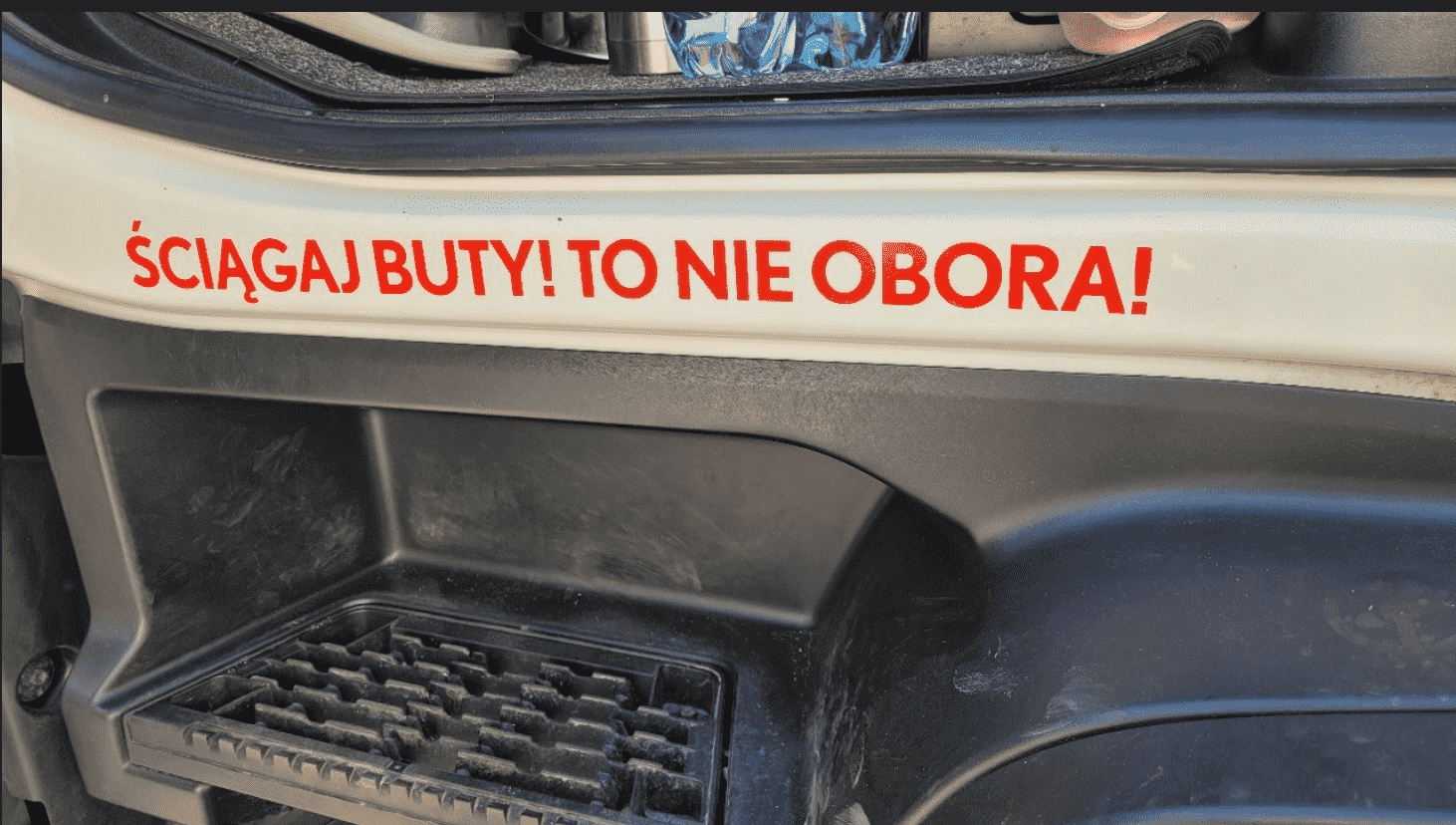 napis ściągaj buty to nie obora