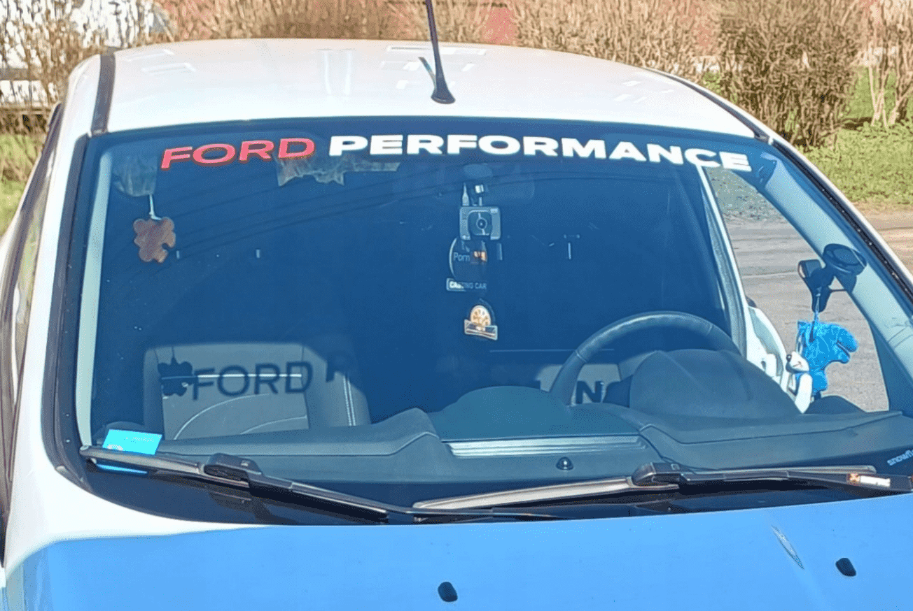 napis na przedniej szybie ford performance