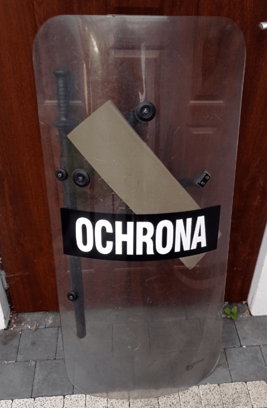 napis ochrona na tarczy