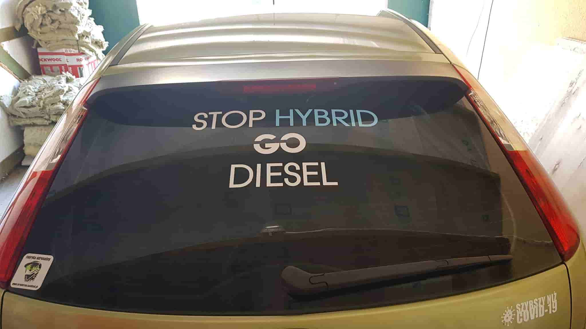 napis Stop Hybrid Go Diesel na szybie